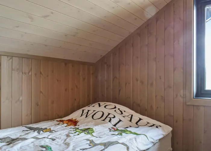Feriehus Stunning In Vatnestrom With Sauna Skreeros